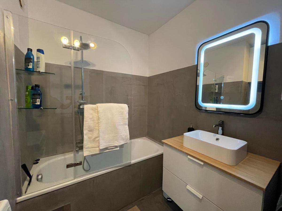 Apartment Spacious 3bd Floor Flat Close To