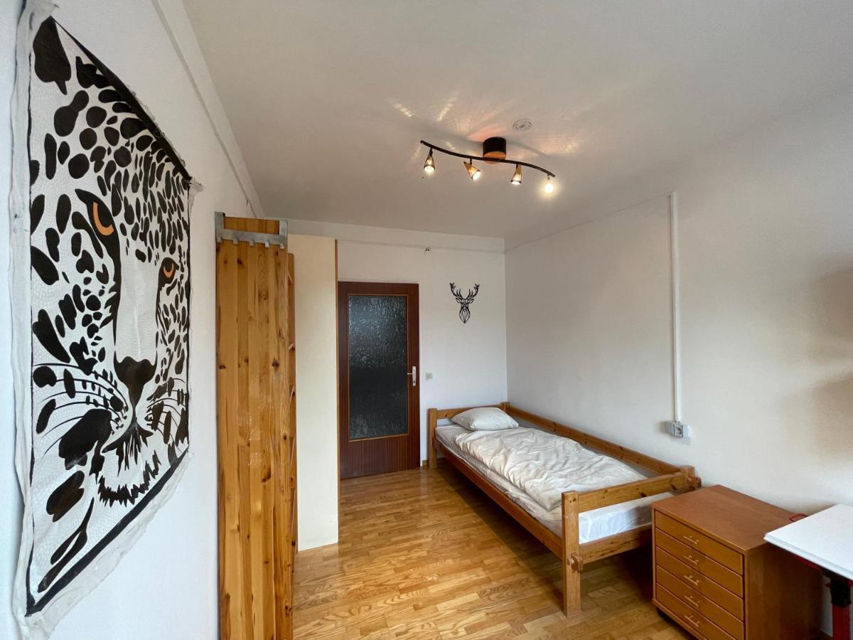 Spacious 3bd Floor Flat Close To Apartment