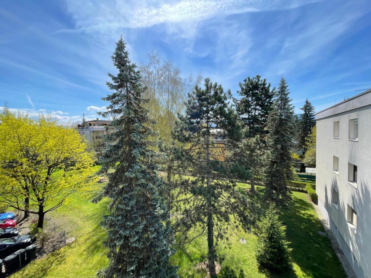 Spacious 3bd Floor Flat Close To Apartment
